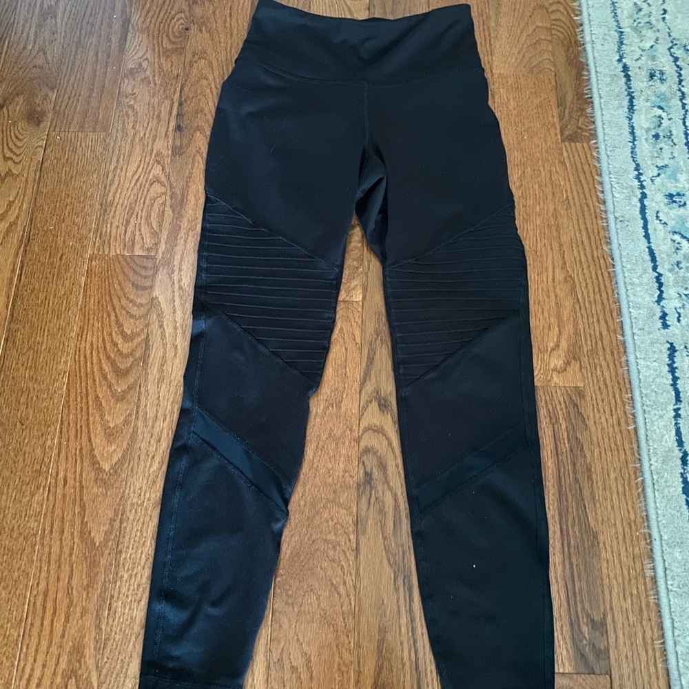 Old navy elevate leggings in black with a design on the front and mesh